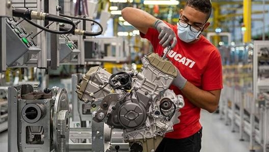 Un operaio Ducati al lavoro nella fabbrica di Borgo Panigale