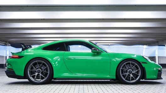 La Porsche 911 992 GT3 vista di profilo: linee da auto da corsa