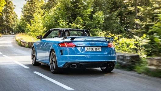 Il prezzo di Audi TT RS Roadster parte da 84.950 euro.