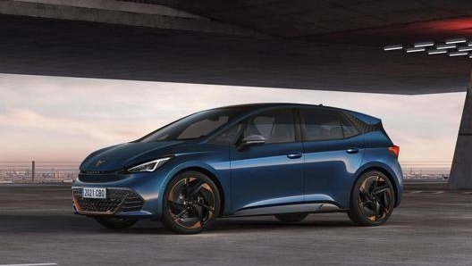 La versione disponibile pre-lancio sarà quella da 204 Cv, con una batteria da 58 kWh per 420 km e un’accelerazione 0-100 orari in 7,3 secondi