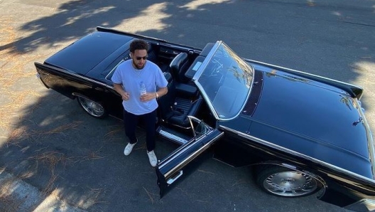 Klay Thompson, 31 anni, posa insieme alla sua Lincoln Continental (foto @klaythompson)