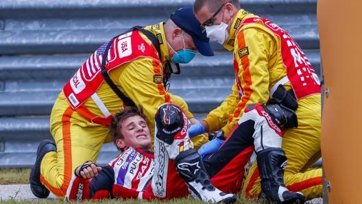 Garcia soccorso dopo la caduta in FP2. Epa