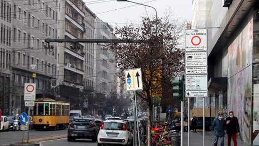 Uno dei sistemi di telecamere all’ingresso delle Ztl milanesi. Ansa