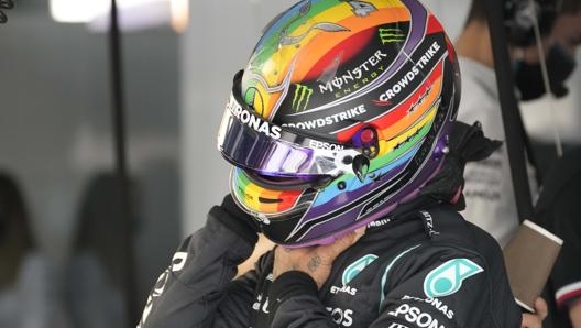 Lewis Hamilton con il casco che userà in Arabia Saudita. LaPresse