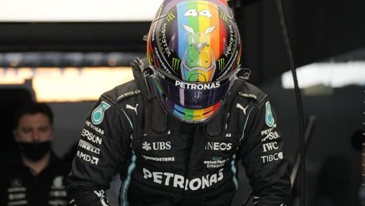 Hamilton con il casco speciale. LaPresse