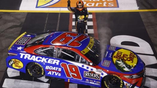 Martin Truex jr saluta il pubblico dopo la vittoria a Richmond. Afp