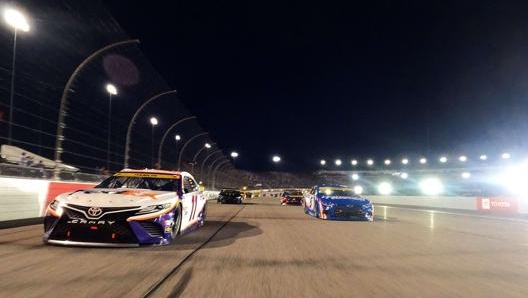 La auto di Denny Hamlin a sinistra e Kyle Larson a destra. Afp