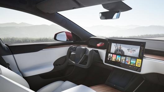 L’abitacolo della Model S con il nuovo volante a cloche