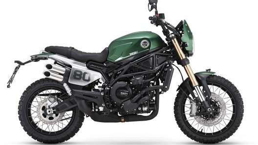 Cerchio anteriore da 19”, doppio scarico laterale e assetto rialzato: la Trail è la versione scrambler della Leoncino 800