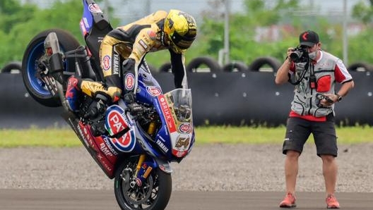 Lo stoppie celebrativo di Razgatlioglu dopo il titolo conquistato a Mandalika. Afp