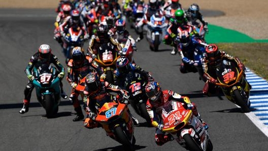 Il gruppo della Moto2 dopo il via. Afp