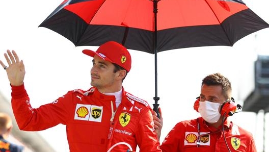 Charles Leclerc saluta il pubblico di Monza. Getty