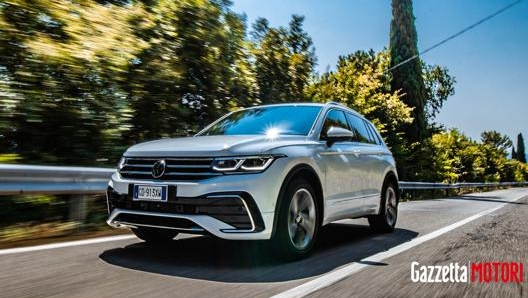 Volkswagen Tiguan eHybrid R-Line si caratterizza per dettagli estetici e finiture interne di carattere sportivo. G. Masperi/D. Monaco