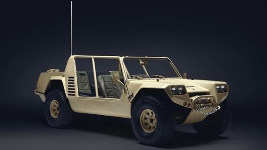 Dopo il prototipo Cheetah, apparvero la Lamborghini LM 001 (1981), la LMA 002 (1982) e la definitiva LM 002