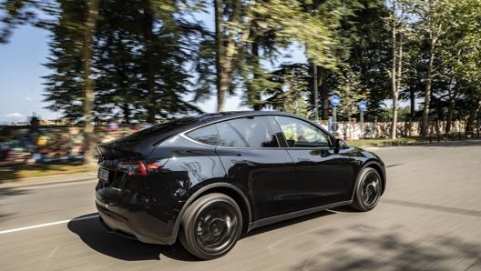 Tesla Model Y accelera da 0 a 100 km/h in 5,0 secondi e raggiunge i 217 km/h di velocità massima