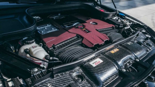 L’auto integra un V8 biturbo da 4,5 litri in grado di produrre ben 888 Cv e una coppia massima di 1.250 Nm, limitata elettronicamente però a 1.050 Nm