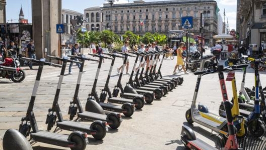 Monopattini in affitto breve nel centro di Milano. Ansa