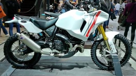 Il concept Scrambler DesertX apparso a Eicma 2019, vicino alla moto finale che non avrà però il nome Scrambler e avrà il raffreddamento a acqua e non ad aria come aveva il concept