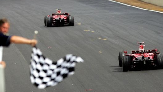 Raikkonen vince il GP Brasile 2007 davanti a Massa: il finlandese è campione del mondo. Epa