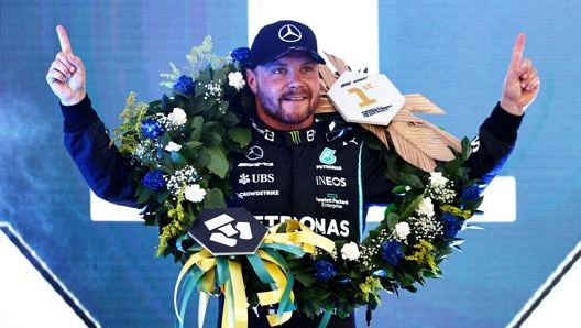 Valtteri Bottas esulta dopo la vittoria della Sprint Race in Brasile. Getty