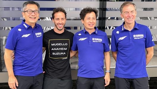 Andrea Dovizioso con Jarvis e i vertici Yamaha MotoGP