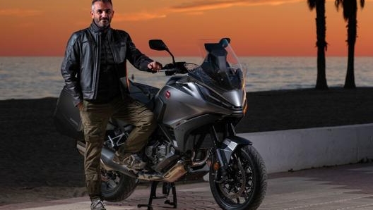 La NT1100 assieme alla “matita” che l’ha disegnata: Maurizio Carbonara, già autore di X-Adv e Africa Twin