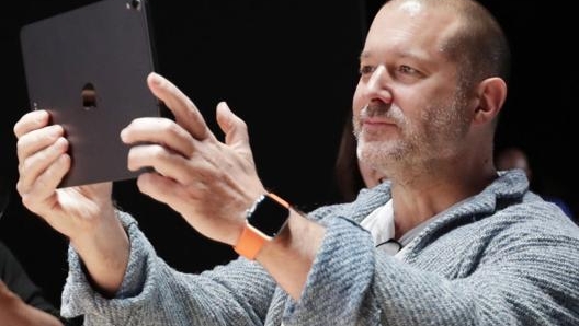 Jonathan Ive  con l’iPad