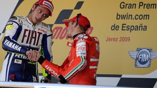 Stretta di mano polemica tra Rossi e Stoner nel 2009. Afp