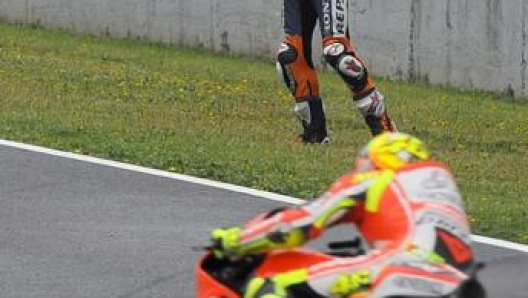 L’applauso sarcastico di Stoner a Rossi dopo che Vale l’ha buttato giù, Jerez 2011. Afp