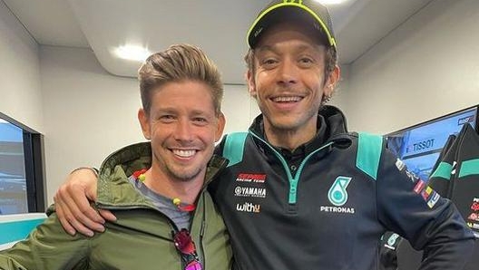 La foto di Stoner e Rossi nel paddock di Portimao