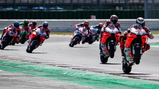 Un'immagine dall’edizione 2018: Jorge Lorenzo impenna davanti a Michele Pirro, Andrea Dovizioso e Marco Melandri