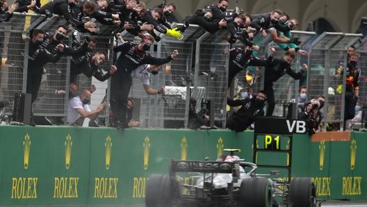 Valtteri Bottas taglia il traguardo vittorioso in Turchia. Ap