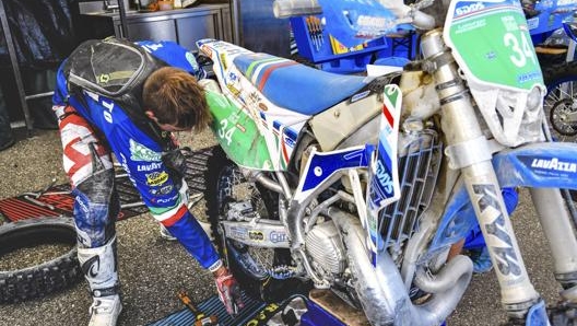 Lorenzo Macoritto alle prese con il cambio gomma al paddock di Rivanazzano Terme (PV)