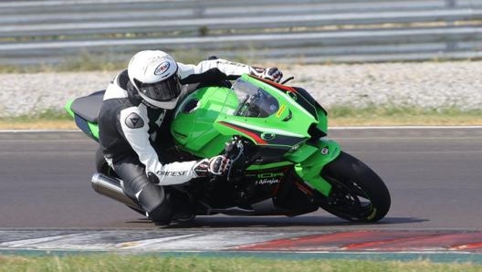 La versione base della Kawasaki Ninja ZX-10R costa 19.390 euro, ma è già completissima