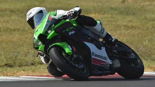 La nuova Ninja ZX-10R è veloce in inserimento e trasmette tanto sostegno