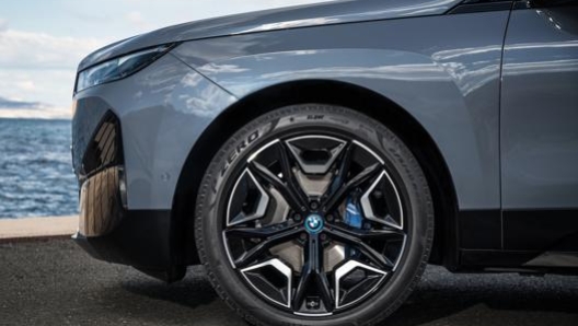 Bmw iX xDrive50 ha una potenza complessiva di 523 Cv