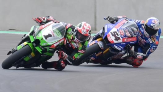 Jonathan Rea e  Toprak Razgatlioglu in lotta. Afp