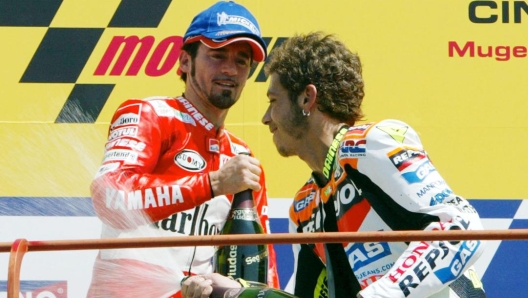 Max Biaggi e Valentino Rossi in uno degli innumerevoli podi che hanno condiviso. Ansa