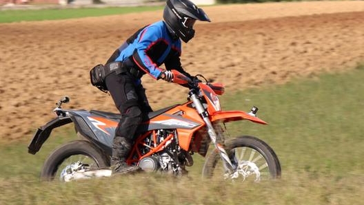 La Ktm 690 Enduro R è la via di mezzo tra enduro specialistica e crossover