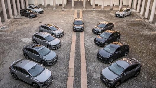 Le Q4 Sportback e-tron nel cortile del Palazzo del Senato