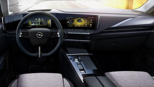 Interni tecnologici e moderni per la Opel Astra, studiati per ottimizzare la posizione di guida