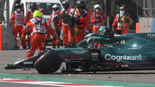 L’Aston Martin di Lance Stroll distrutta. Afp