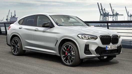 L’aggiornata Bmw X4 con la griglia anteriore a doppio rene in nero lucido