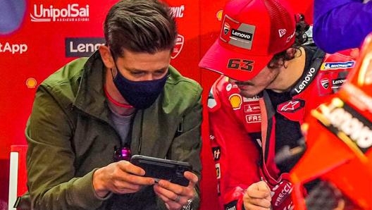 Stoner consiglia Bagnaia mostrandogli alcuni passaggi del pilota Ducati prima delle qualifiche