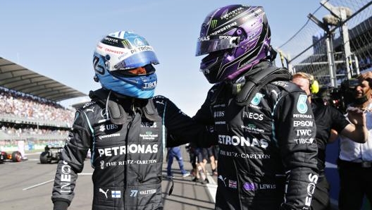 Valtteri Bottas e Lewis Hamilton dopo le qualifiche. Getty