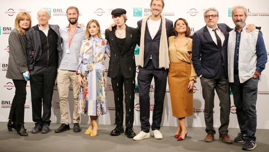 Il cast di "Crazy For Football": da sinistra, Maria Carolina Terzi, Fabrizio Zappi,  Angela Fontana, Simone Baldasseroni - Biondo, r Volfango De Biasi, Antonia Truppo, Sergio Castellitto e Luciano Stella.