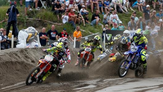 Una holeshot di Tony Cairoli nel 2014, in sella alla Ktm 350 Sx-F. Foto: Ktm