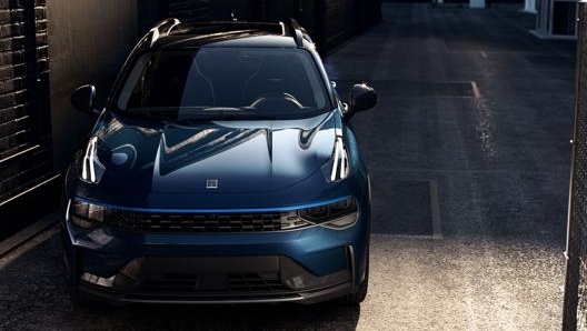 Lynk & Co 01 con motorizzazione full hybrid ha 197 Cv, in quella plug-in ben 261 Cv