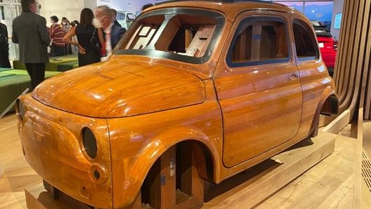 Il modello in legno della Fiat 500