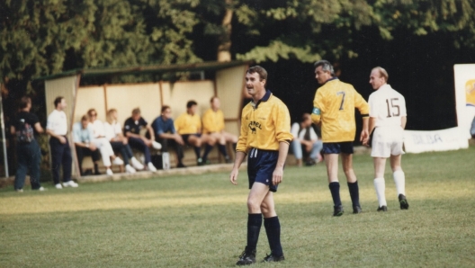 Nigel Mansell in una delle partite organizzate sul campo all’ingresso dell’autodromo. Foto: SFC Vedano al Lambro